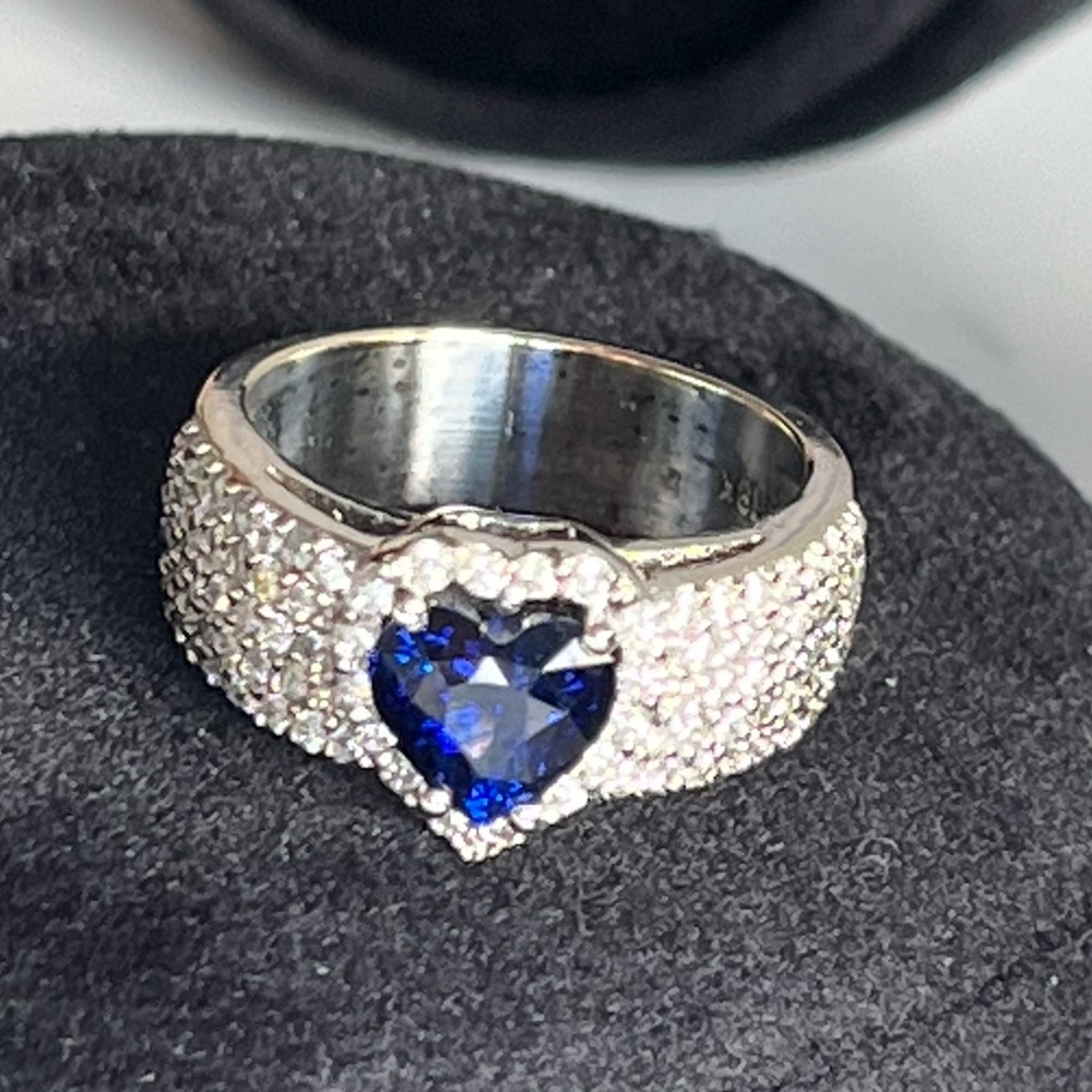 18K Solid Gold, Blue Heart Sapphire & Diamonds Cocktail Ring—2.07tcw Sapphire 💎